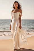 Vestido formal comprido em cetim marfim com decote ombro a ombro