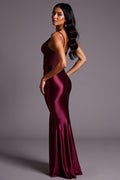 Vestido comprido formal em cetim com decote em V e costas nuas, cor de vinho