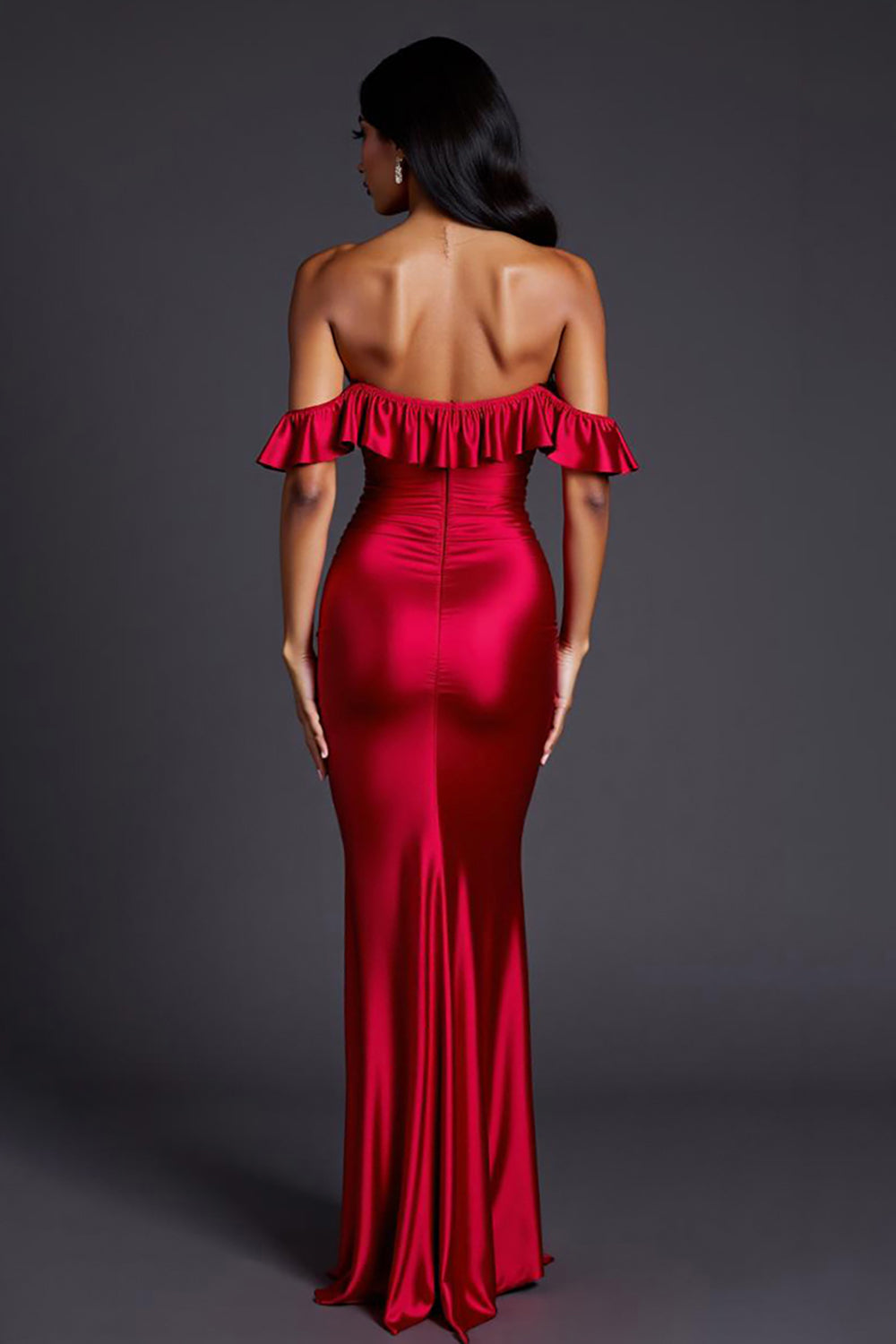 Vestido formal comprido vermelho com decote ombro a ombro e racha
