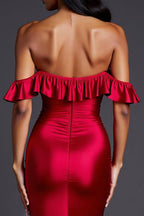 Vestido formal comprido vermelho com decote ombro a ombro e racha