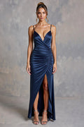 Marineblaues, langes Abendkleid aus Satin mit Spaghettiträgern und Schlitz