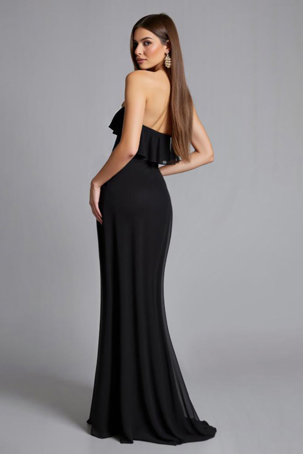 Vestido formal comprido em chiffon preto com decote quadrado e racha