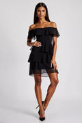 Kurzes, schulterfreies, gestuftes Chiffonkleid mit kleinem Schwarzen