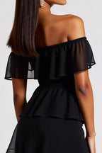 Kurzes, schulterfreies, gestuftes Chiffonkleid mit kleinem Schwarzen