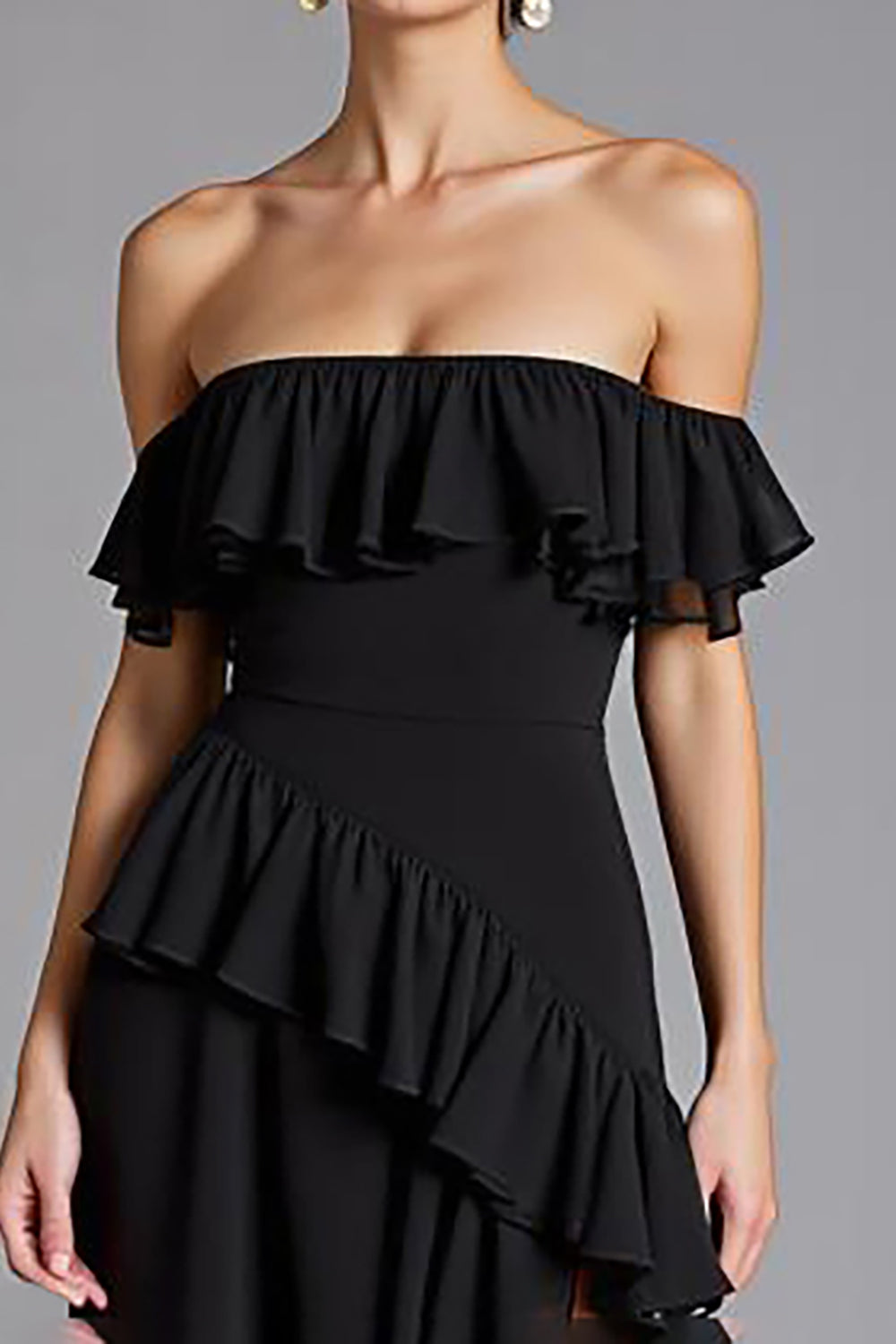 Vestido formal comprido em chiffon preto com decote quadrado e racha
