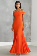 Vestido formal comprido plissado com decote ombro a ombro laranja