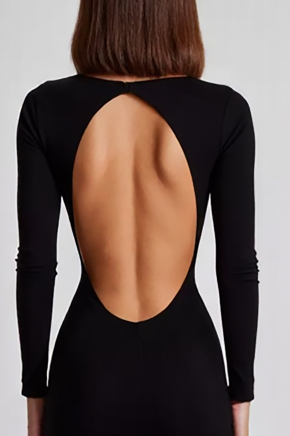 Vestido formal preto com decote em bico e mangas compridas e racha