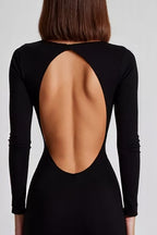 Vestido formal preto com decote em bico e mangas compridas e racha