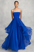 Vestido formal comprido azul royal com decote quadrado e corte A em chiffon