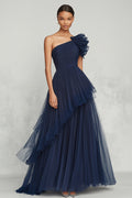 Abito da sera lungo in tulle blu navy con spalla scoperta e balze