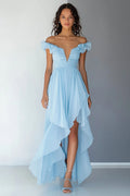 Vestido de cerimónia azul-celeste em chiffon com decote alto e ombro descoberto