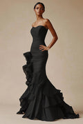 Vestido preto comprido com folhos e decote sereia
