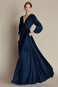 Vestido de cerimónia em cetim com decote em V e corte A, azul-marinho, mangas compridas