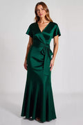 Vestido formal comprido de cetim verde escuro com mangas curtas