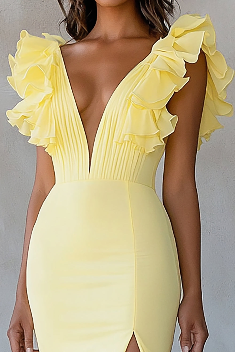 Vestido longo formal sereia de chiffon amarelo com folhos