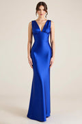 Vestido de cerimónia comprido de cetim azul royal com decote em V e sem mangas