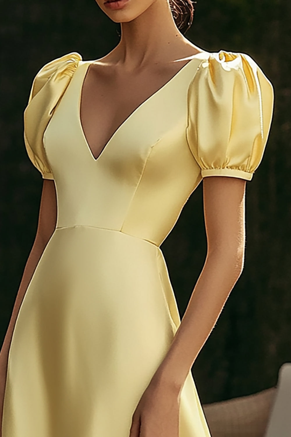 Vestido formal comprido amarelo com decote em V e mangas abalonadas