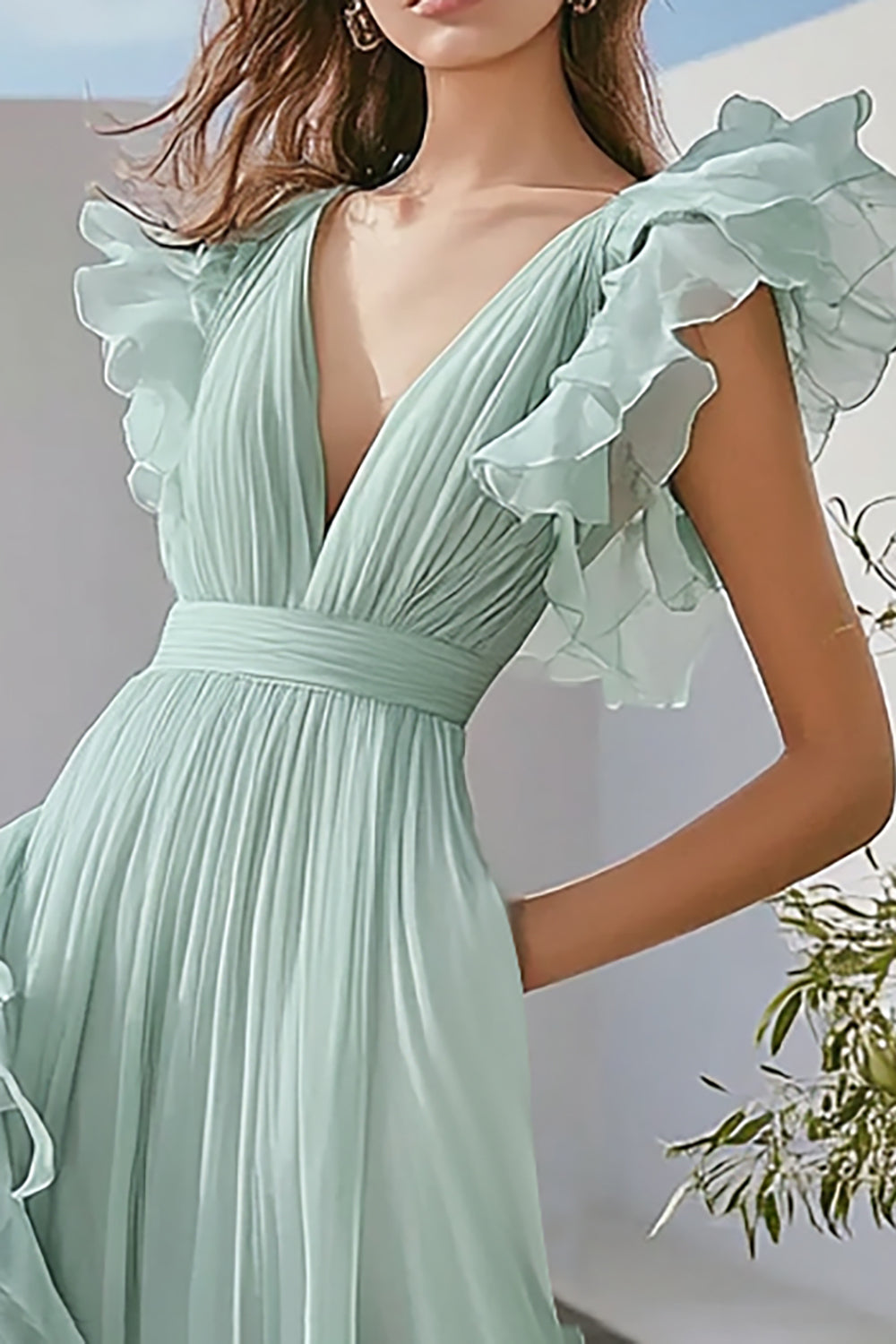 Vestido longo formal de tule verde claro com decote em V profundo e folhos