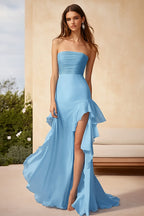 Vestido formal comprido azul-celeste com decote quadrado e racha
