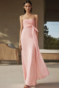 Vestido de cerimónia comprido, sem alças, franzido e com touca cor-de-rosa
