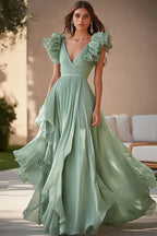 Vestido formal comprido em chiffon verde claro com folhos e camadas