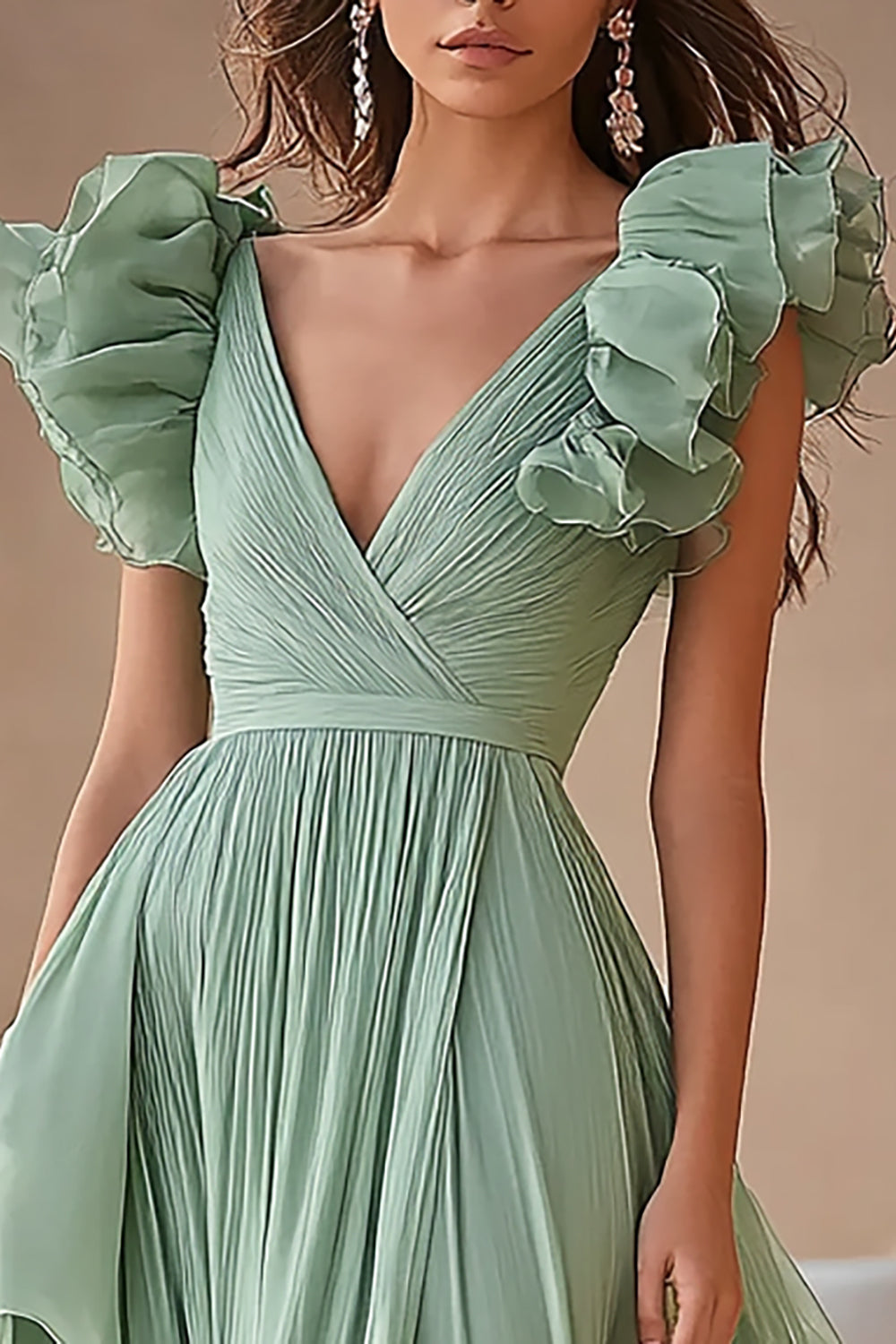 Vestido formal comprido em chiffon verde claro com folhos e camadas