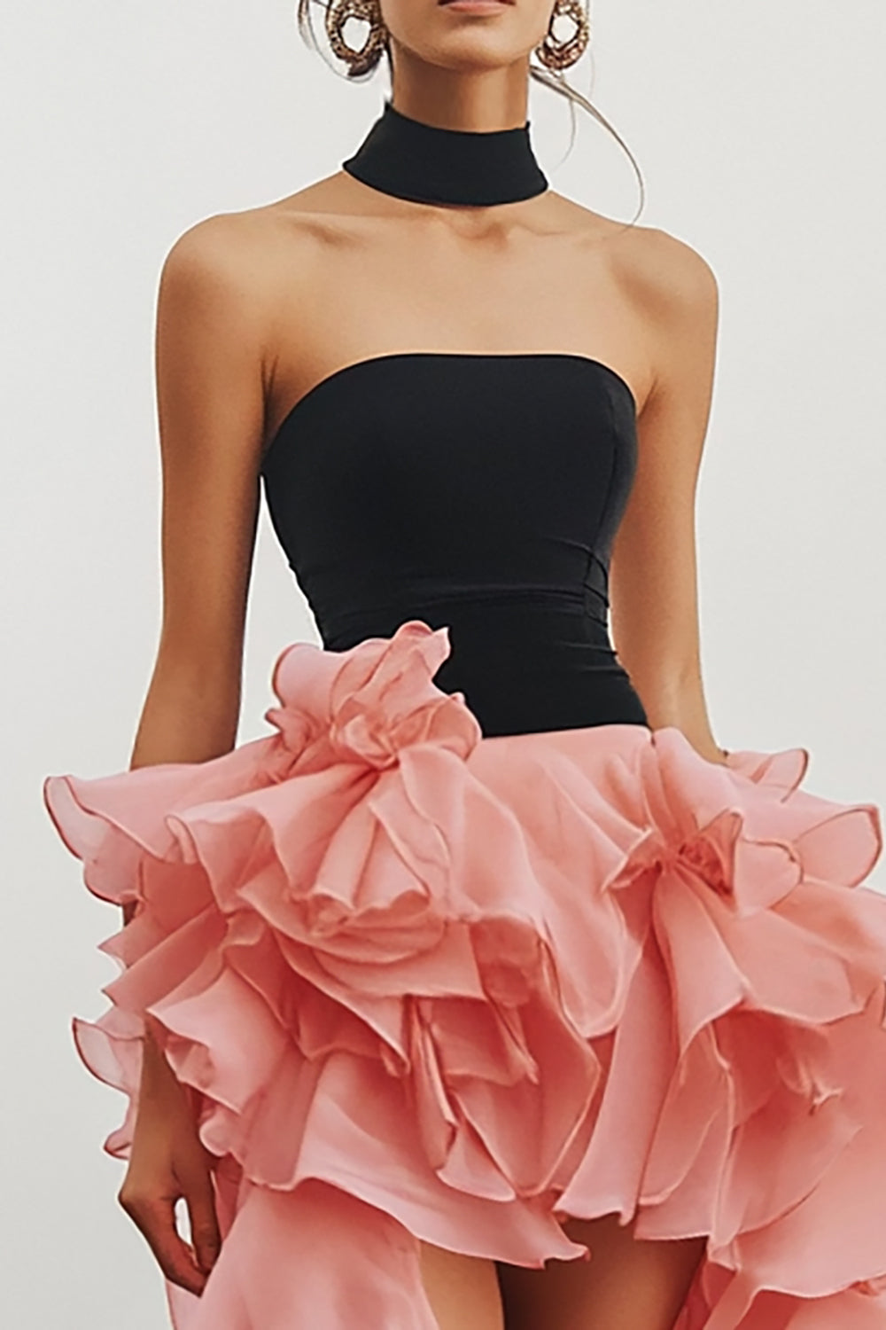 Vestido de cerimónia de chiffon preto e rosa, corte A, em camadas e comprimento elevado