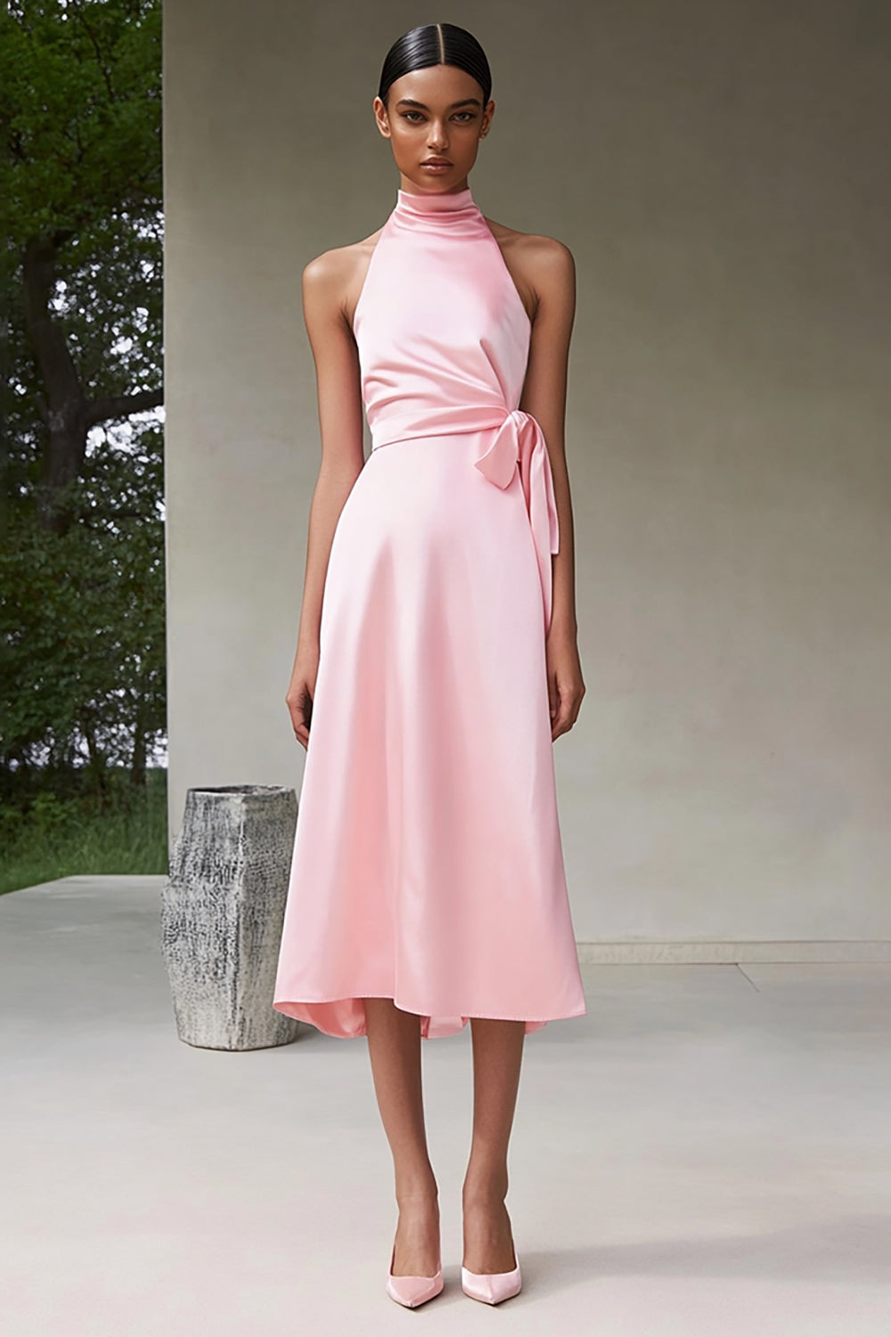 Vestido formal em cetim rosa com corte halter e comprimento até ao joelho