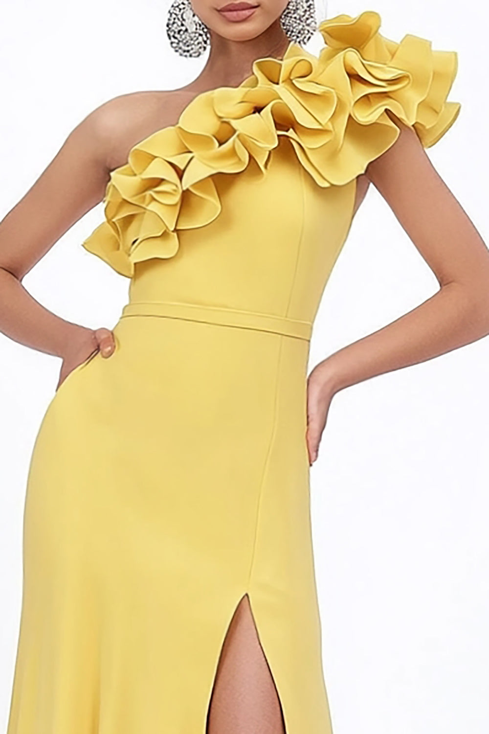 Vestido de noiva comprido de cetim amarelo com folhos e racha