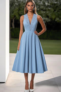Robe de cocktail bleu ciel à encolure en V profond et ligne A mi-mollet