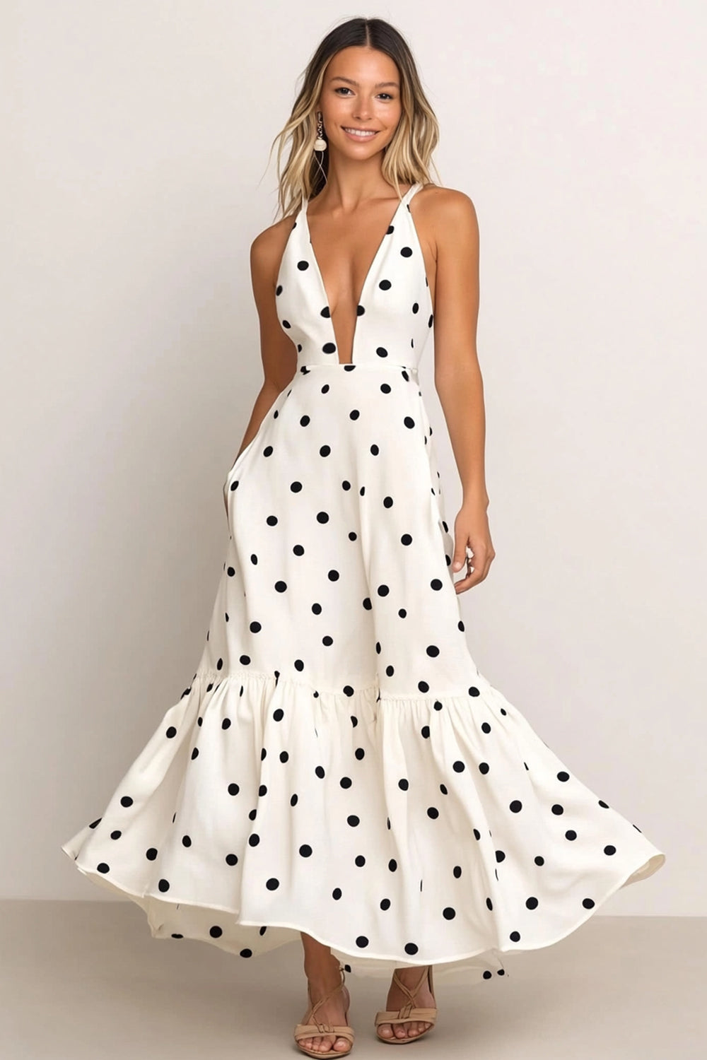 Vestido de festa comprido em cetim com decote em V profundo e corte A, branco, com bolinhas pretas