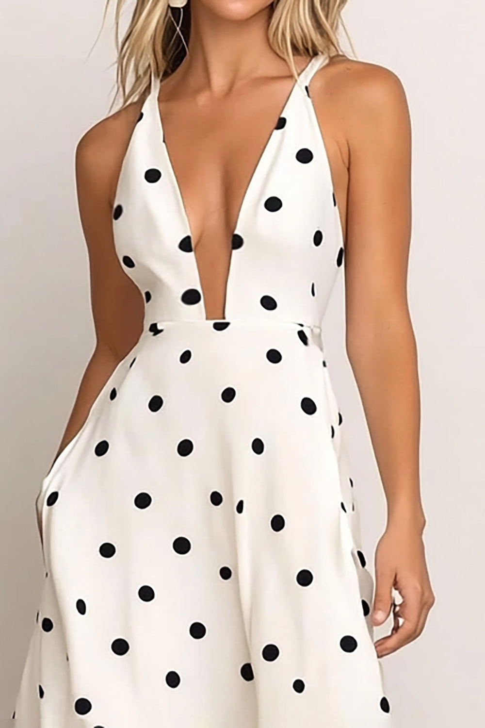 Vestido de festa comprido em cetim com decote em V profundo e corte A, branco, com bolinhas pretas
