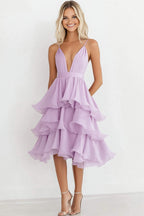 Vestido de noiva lilás em chiffon com decote em V e comprimento até ao joelho com folhos