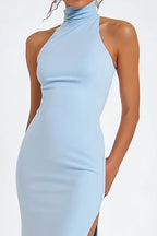 Vestido de noiva comprido em cetim com racha e decote sereia azul-celeste