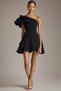 Robe courte noire satinée asymétrique une épaule