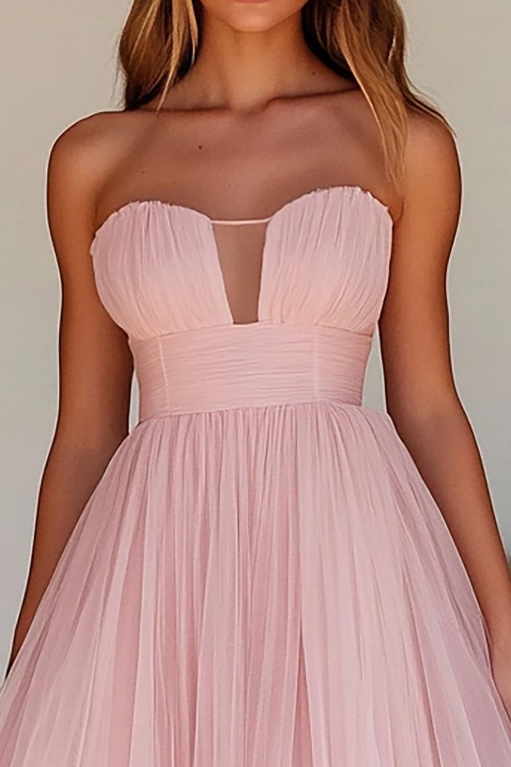 Vestido de noiva cor-de-rosa, corte A, sem alças, em tule, comprimento até ao joelho