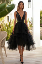 Vestido de noiva em tule preto, corte A, decote em V profundo e comprimento até ao joelho