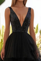 Vestido de noiva em tule preto, corte A, decote em V profundo e comprimento até ao joelho