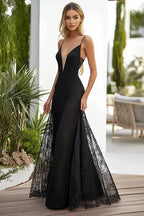 Vestido preto comprido para convidada de casamento com alças finas e decote em V e renda