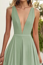 Vestido comprido de chiffon para casamento com folhos e decote em A da Dusty Sage