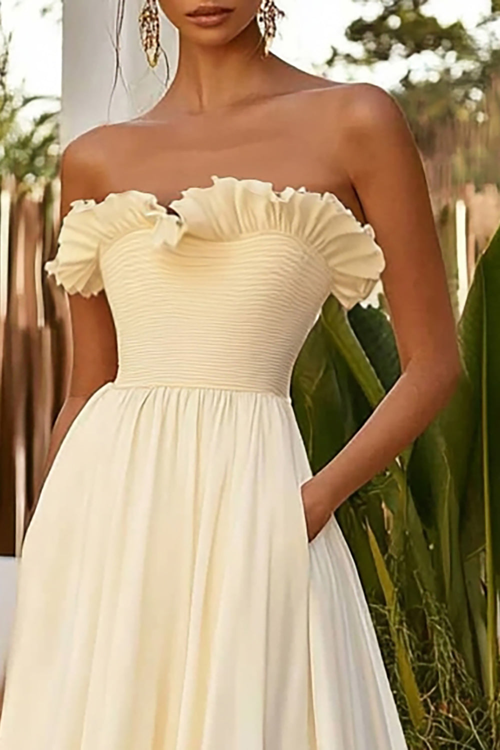 Vestido comprido de chiffon sem alças com bolsos e decote em narciso