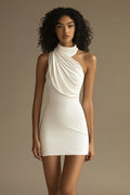 Robe fourreau sans manches froncée près du corps mini blanche courte