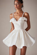Robe blanche courte satinée à bretelles spaghetti, ligne A et ruchée
