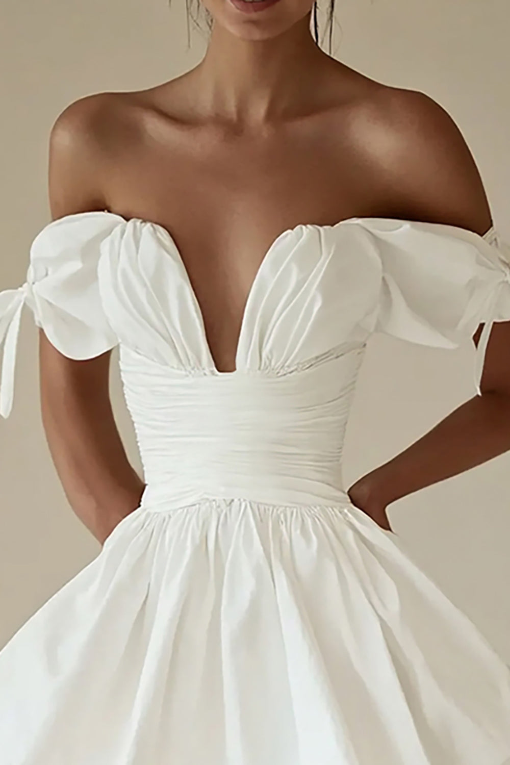 Vestido curto branco plissado com franzido e corte A, ombro descoberto