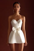 Vestido branco em cetim com decote em A e costas nuas, com laço