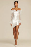 Vestido curto branco com mangas em renda e decote ombro a ombro