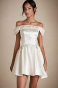 Vestido curto branco em cetim com decote ombro a ombro