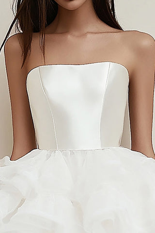 Trägerloses, gestuftes A-Linien-Kleid aus Satin mit quadratischem Ausschnitt und kleinem weißen Kleid