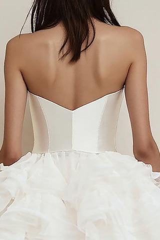 Trägerloses, gestuftes A-Linien-Kleid aus Satin mit quadratischem Ausschnitt und kleinem weißen Kleid