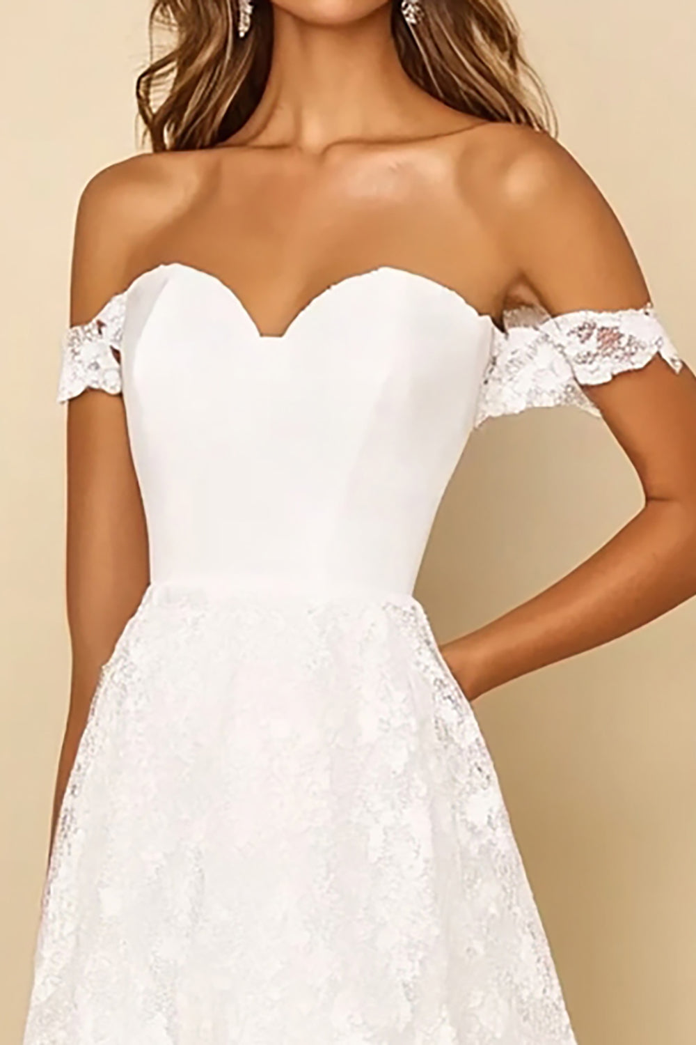 Vestido branco comprido com decote em A e renda para jantar de ensaio